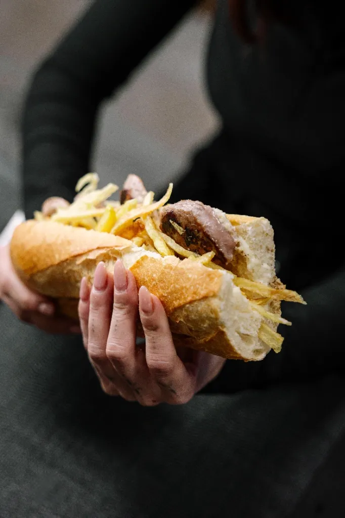 Bocadillo tradicional para el almuerzo valenciano con patatas y carne