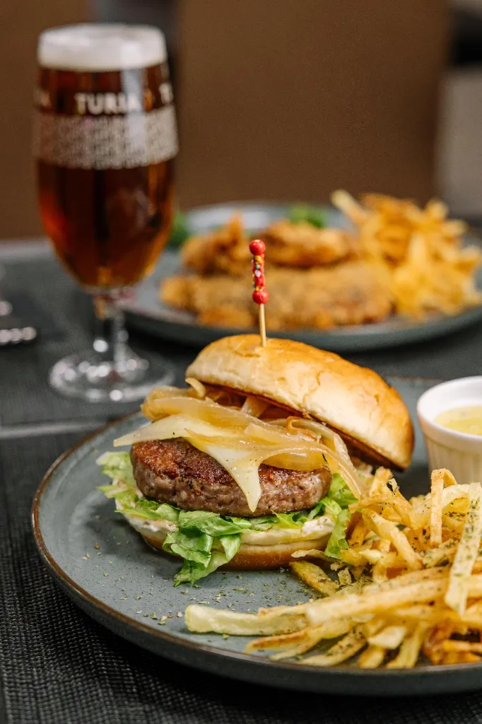 Hamburguesa smash con queso fundido y cebolla de El Bessó