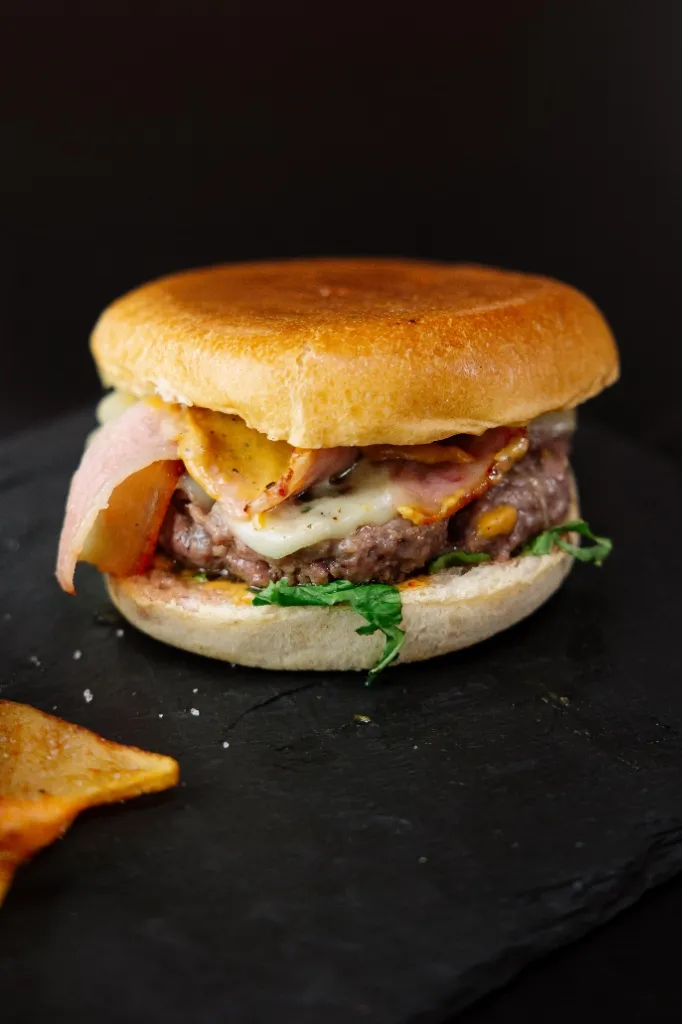 Hamburguesa premium con queso fundido y bacon crujiente de El Bessó