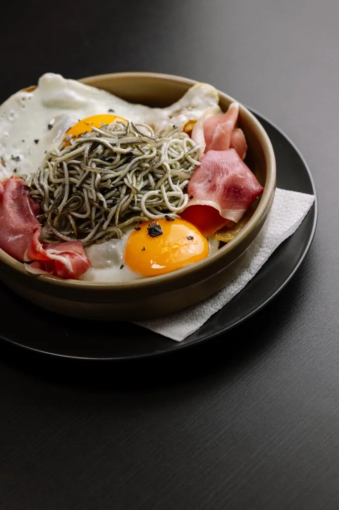 Cazuela de gulas, jamón y huevos fritos de El Bessó