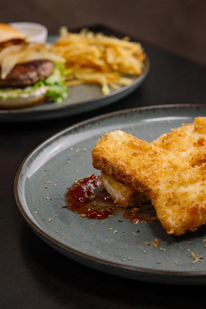 Queso Camembert crujiente frito con mermelada de frambuesa