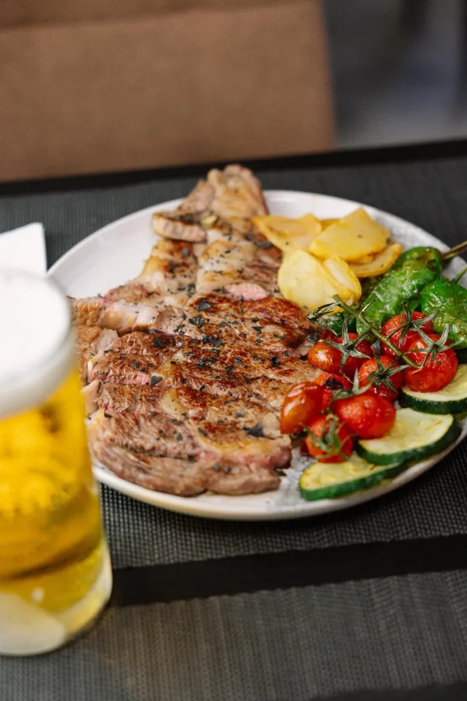 Entrecot a la plancha tierna con pimientos y patatas de El Bessó
