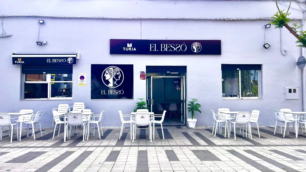 Fachada exterior del bar-restaurante El Bessó en La Pobla de Vallbona