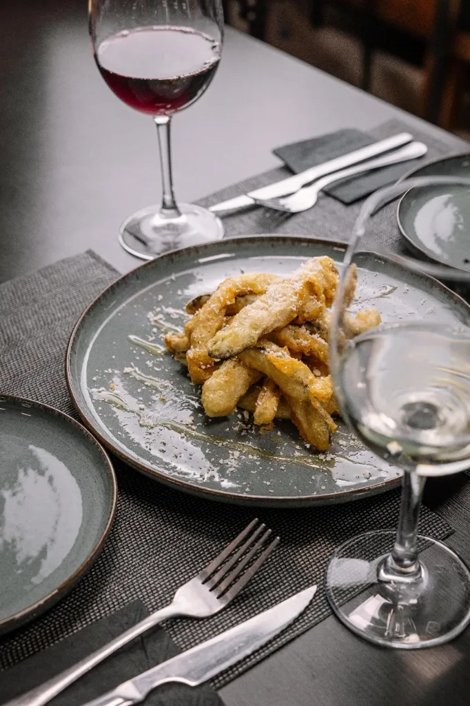 Tempura crujiente de berenjena con queso rallado y miel